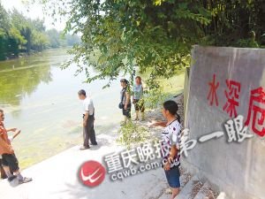 秀爱拍摄广告嘟嘴卖萌 工作人员大呼“受不了”_十大足球赌注软件(图2) 足球赌注软件APP